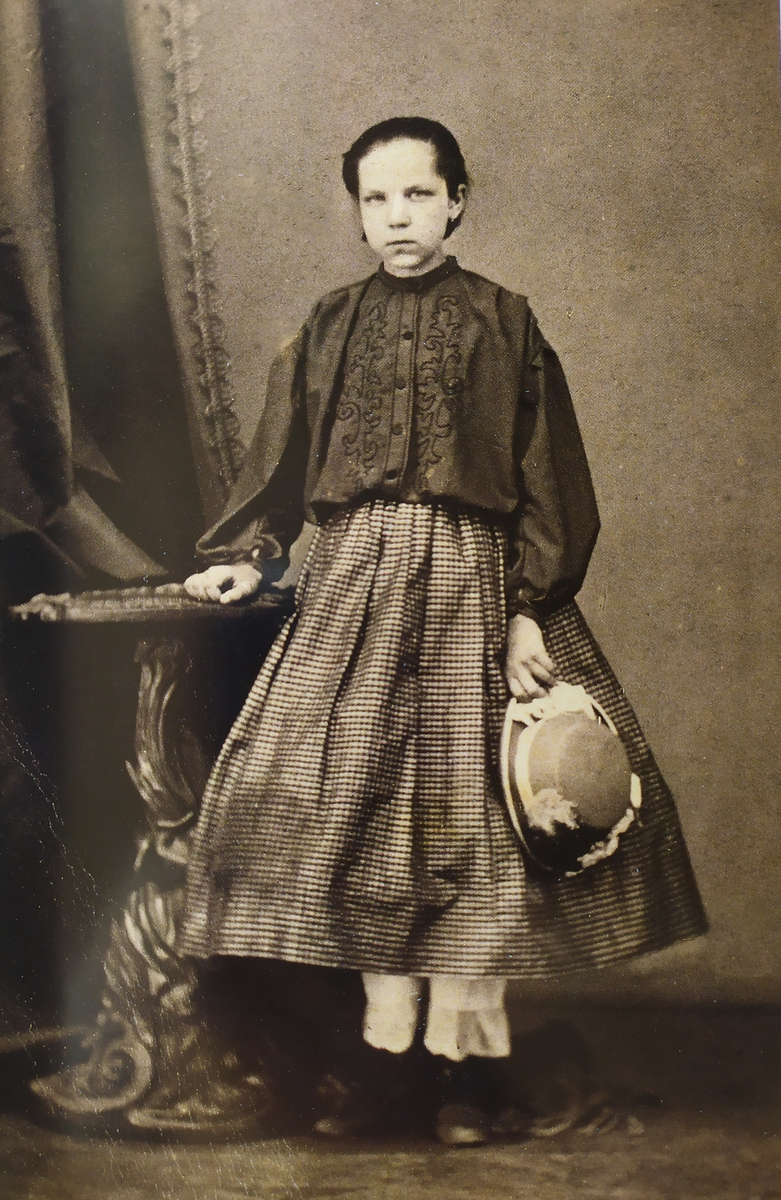 Фотография 1860-х, из книги К.Г. Серебряковой "Детский костюм XVIII - первой четверти XX века" (2010)