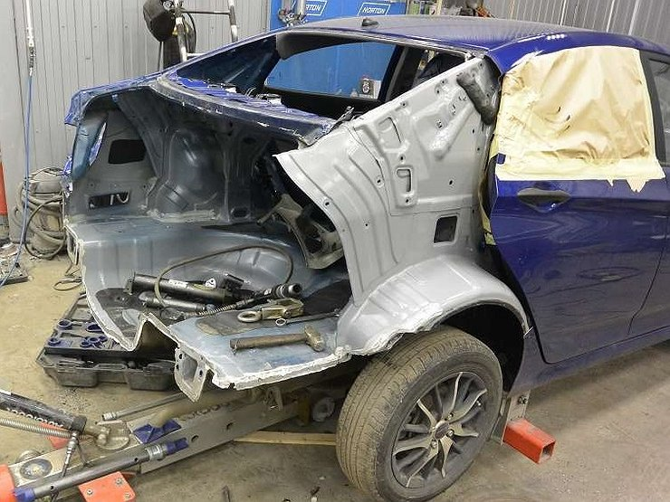 Битые машины. Восстановление автомобилей после дтп. Ремонт кузова после дтп. Гранта с кузовом. Восстановление автомобилей после дтп.