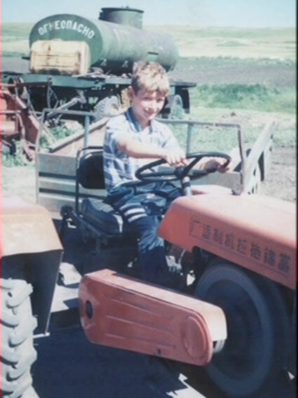 Единственное сохранившееся у меня фото с этим трактором. Мы называли его "Лунцзян". За рулем сидит старший сын.  Если обратить внимание на маховик двигателя, то понятно, что двигатель запущен.