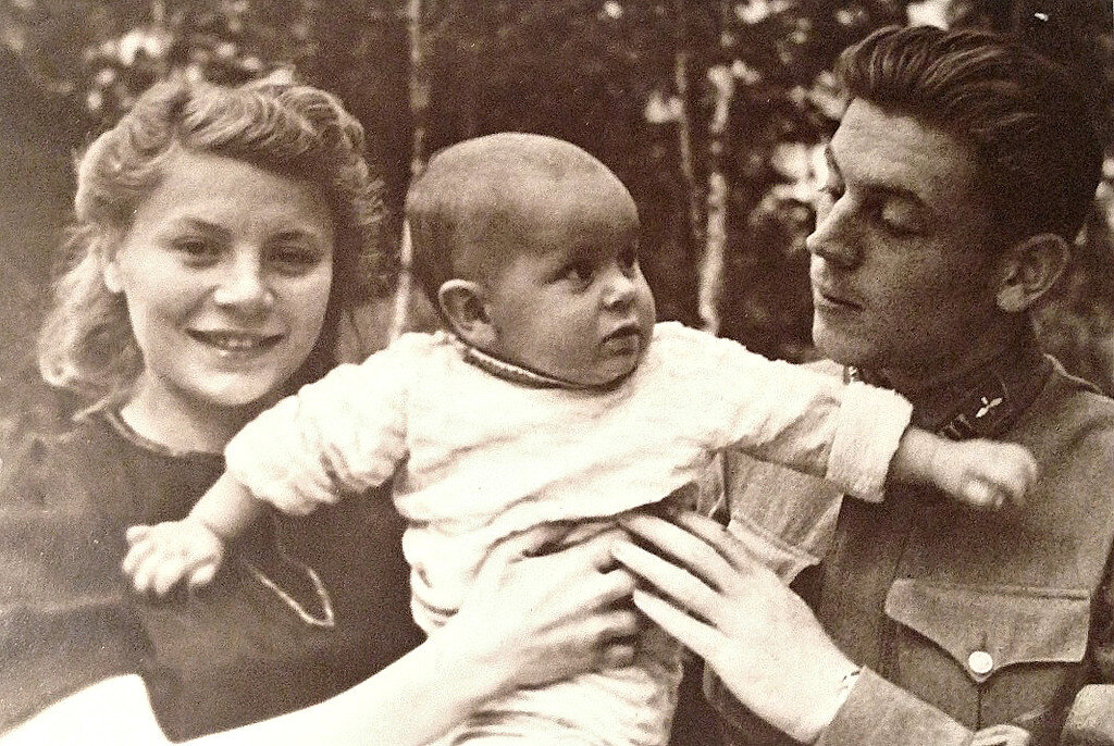 Александр Бурдонский – старший сын Василия Сталина. При рождении он получил фамилию отца, но в зрелом возрасте сменил ее на девичью фамилию матери, Галины Бурдонской.