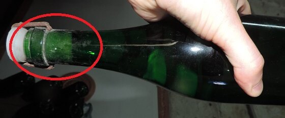 Осадок в бутылке, всё время стоявшей горлышком вниз