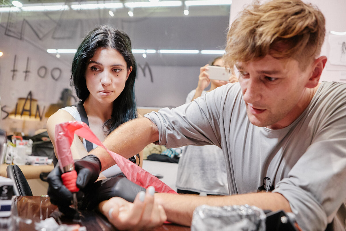 Олег Навальный бьет татуировку Надежде Толоконниковой. Фото: Андрей Золотов, МБХ медиа