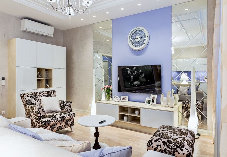 Гостиная-кухня-столовая. Площадь — 31,5 м². Диван — Tosconova (Италия). Кресло, пуф и журнальный стол — Bodema (Италия)