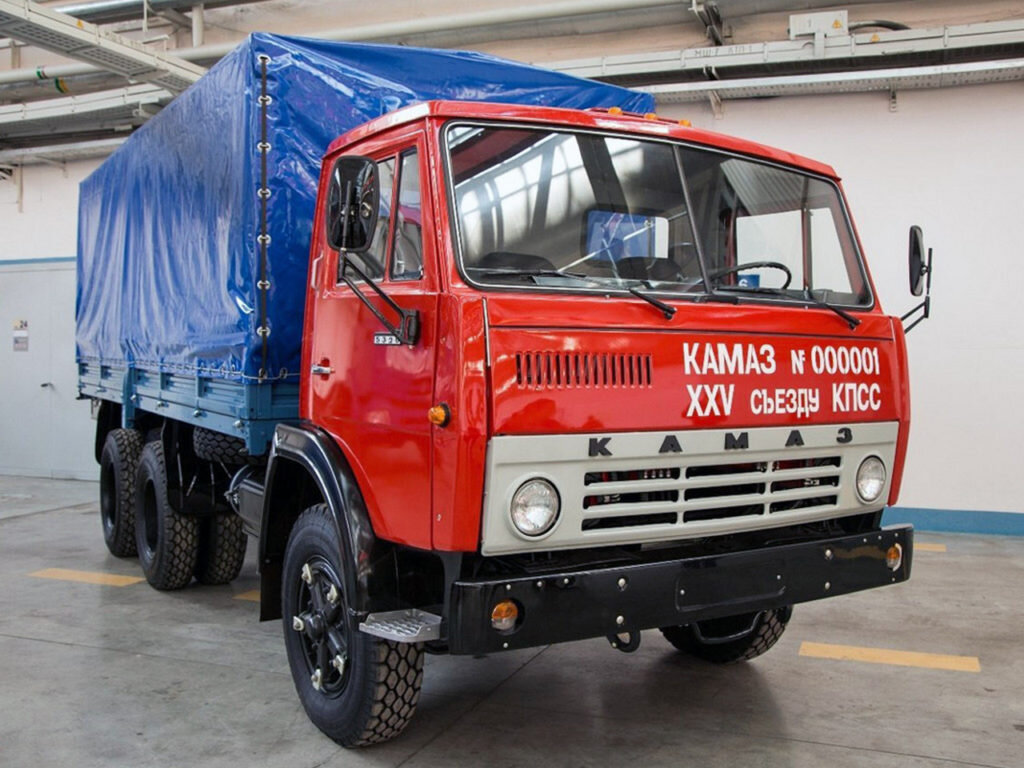 16 февраля 1976 года с конвейера Камского автомобильного завода сошел первый автомобиль - бортовой КАМАЗ-5320. За рулем КАМАЗа с заводским №0000001 сидел Валерий Перетолчин.-2