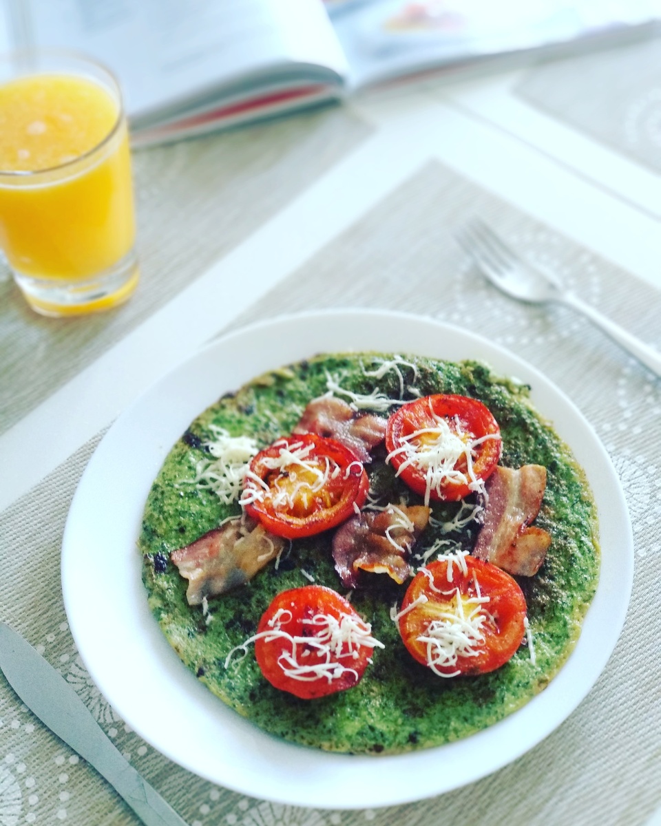 Омлет со шпинатом, беконом и томатами