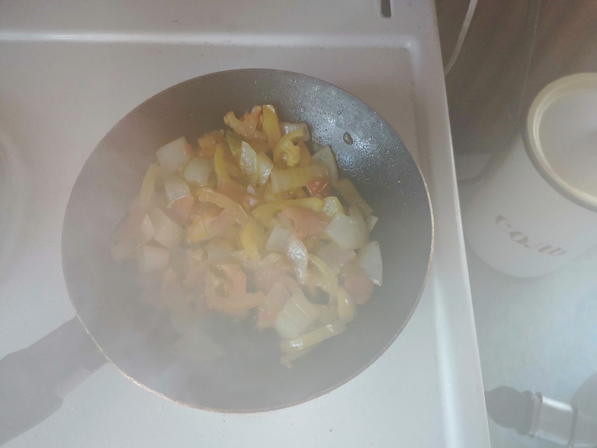 Разогреть на сковородке масло и обжарить лук и помидоры (пассеровать).