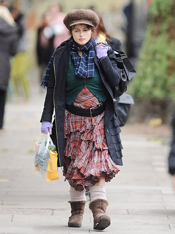 Как по этой фотографии понять - на ней модная девушка или бомж?