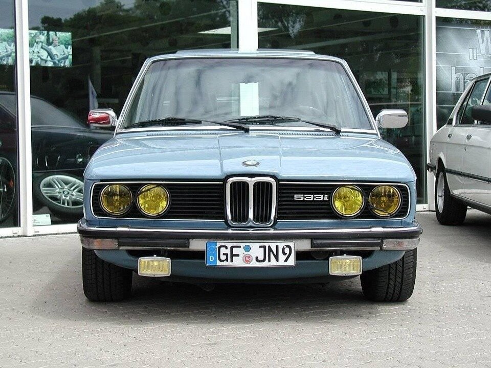 Старые авто с желтыми фарами
