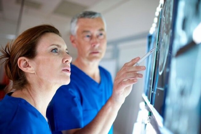 Итак, эпилепсия — это хроническая болезнь, которая в большинстве случаев проявляется в результате генных нарушений или передается по наследству. Наиболее известный симптом недуга — судорожный припадок, который может бывать как локальным (в определенном участке тела), так и генерализованным (когда в судорожный процесс вовлечено все тело).