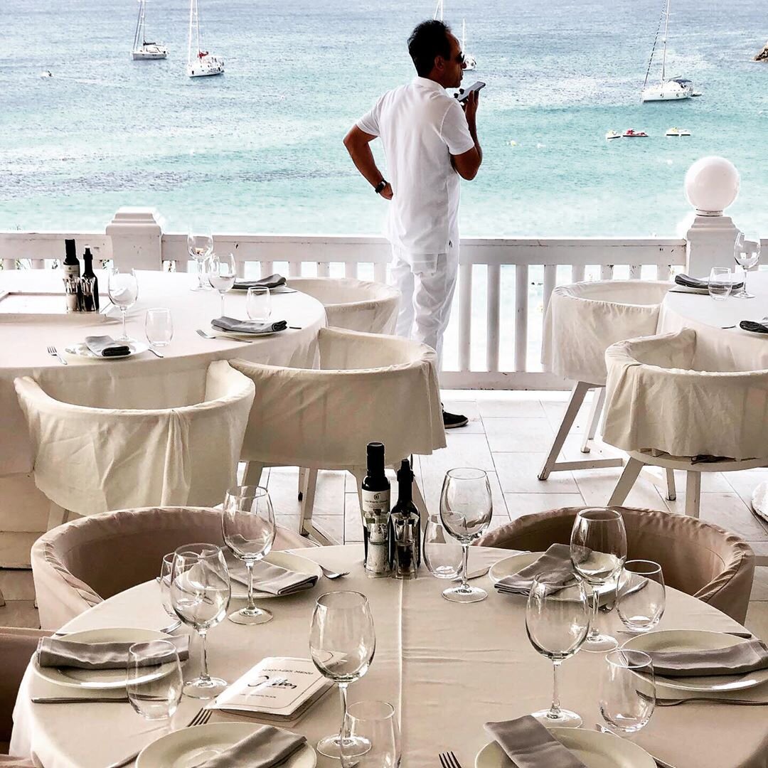 Здесь принято отдыхать в стерильно белом.