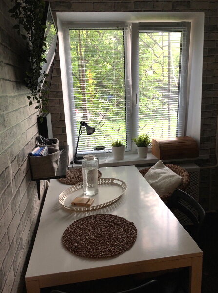 Большой стол - это практично и удобно, помещается вся семья и можно пригласить гостей на чашку чая