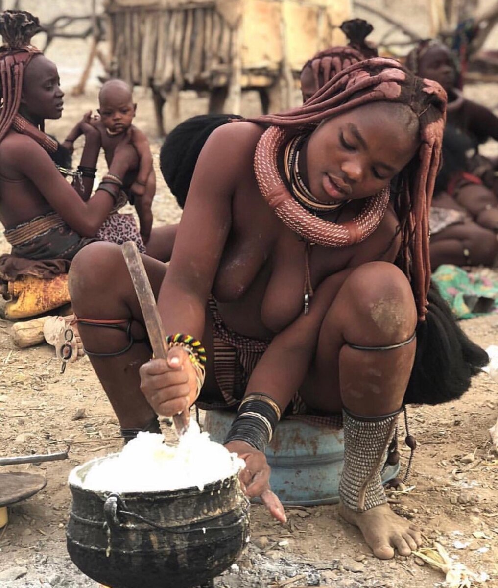 Девушка племени химба готовит еду