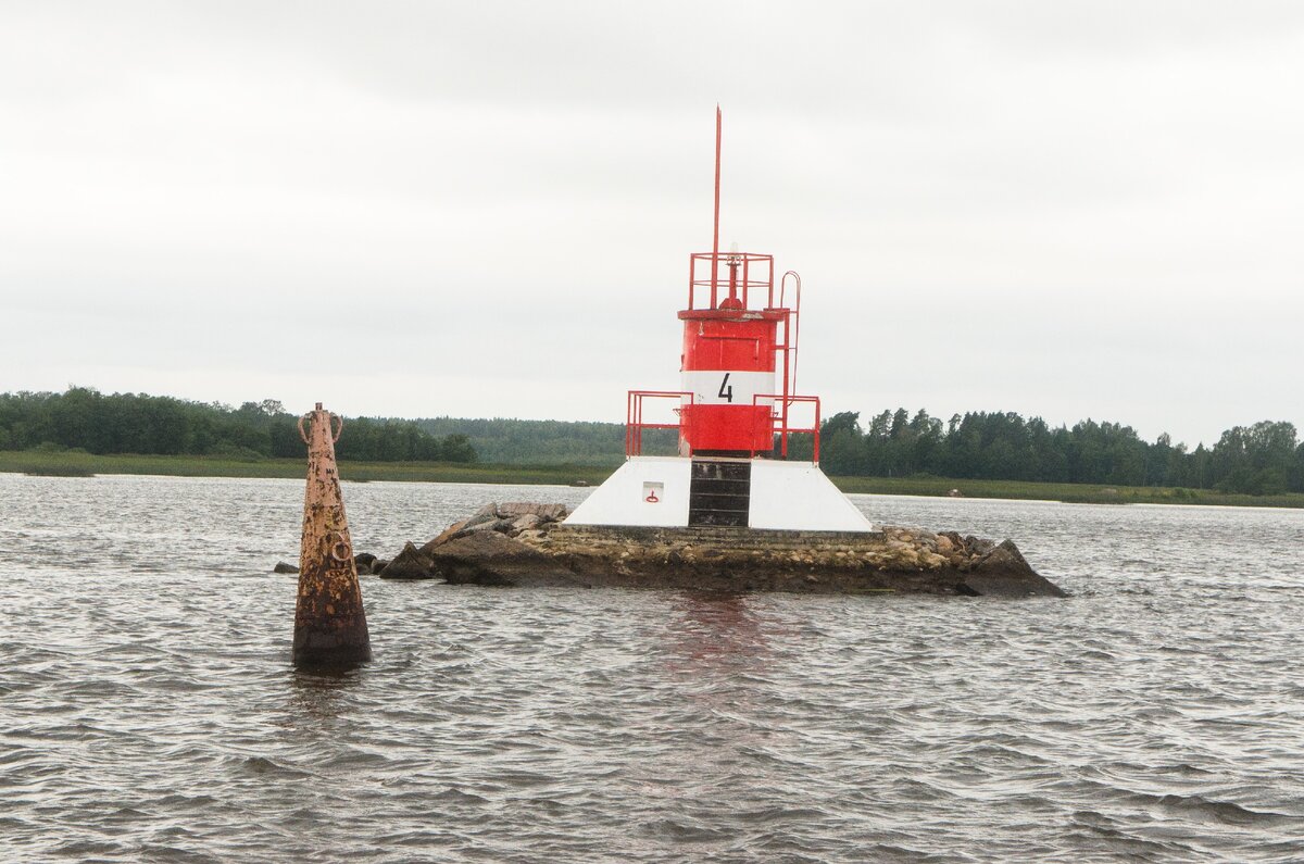 Фарватерные знаки иногда ставят и на каменистых островках