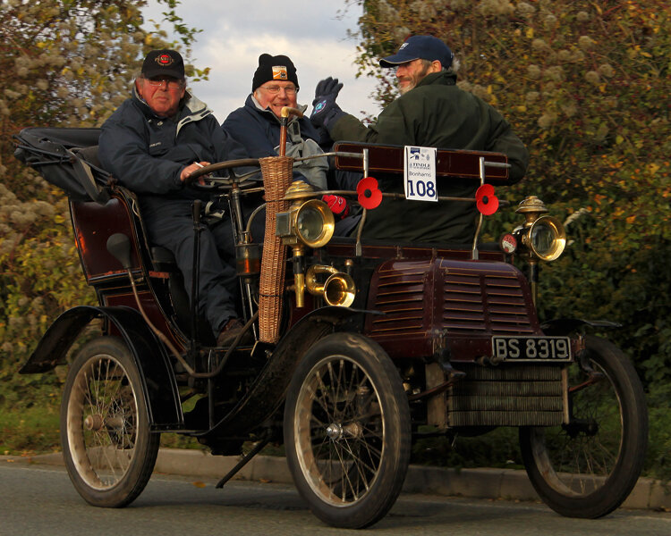 Adler Vis-A-Vis. Посадочные места водителя и пассажиров находятся напротив друг друга, а руль посредине. 