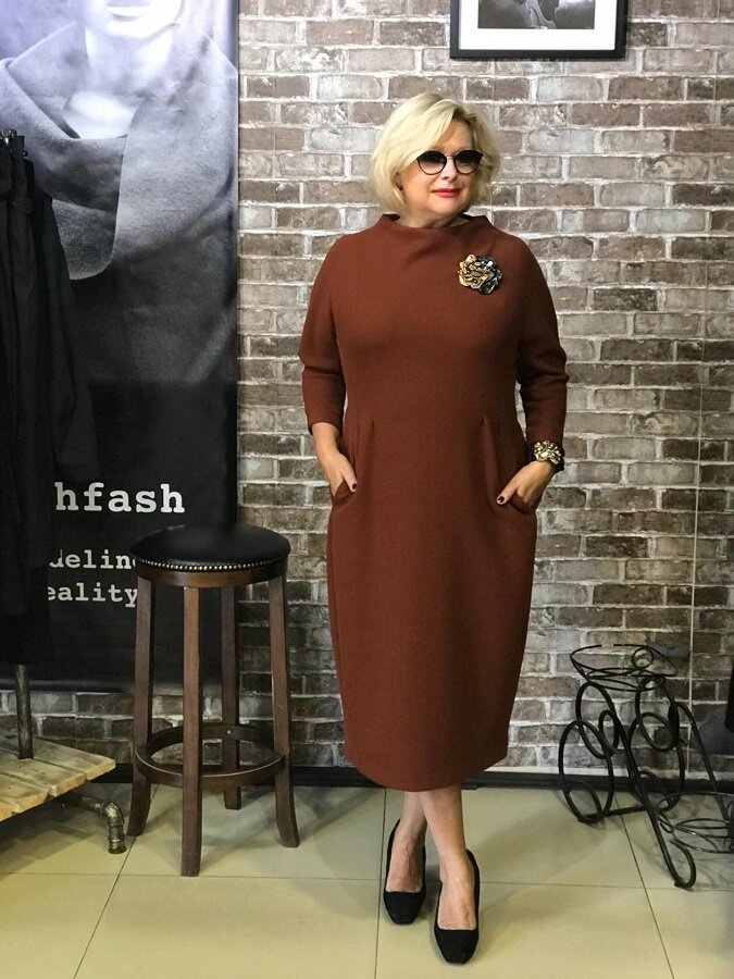 Свободное платье с защипами у талии скроет живот