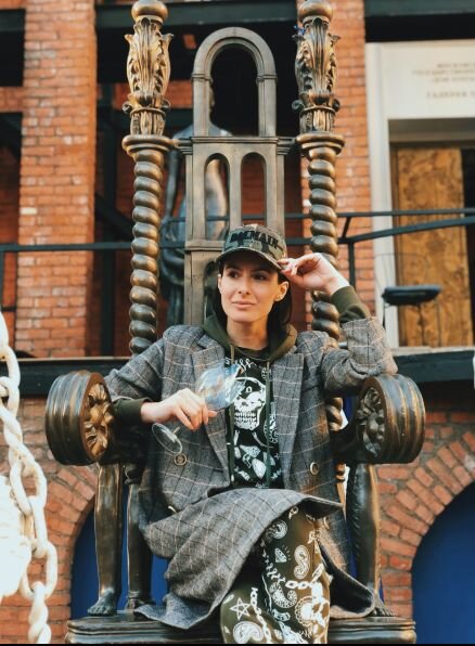 Настоящая принцесса. На троне во время репетиции спектакля "Ловушка"