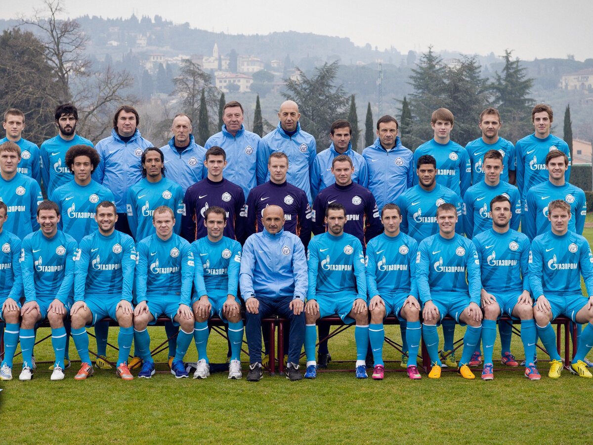 а последние две недели Артём Дзюба стал главным объектом для разговоров, причём футбольные дела волнуют заметно меньше, чем околофутбольные. Сможет ли 31-летний форвард ответить всем своим ненавистникам забитым мячом в принципиальной встрече? Наш прогноз: Артём Дзюба непременно отличится голом в ворота бывшего клуба.