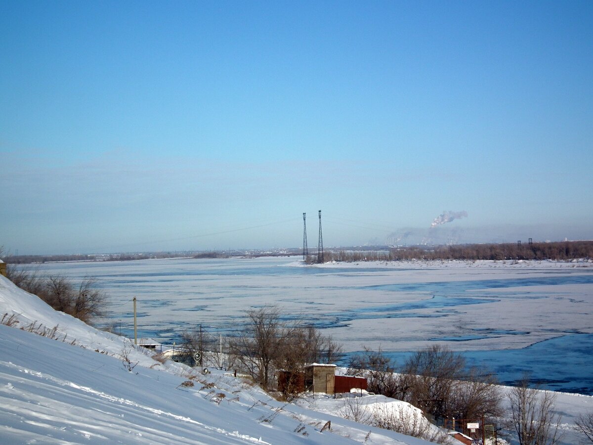 Воскресенск замерзает. Волга в Угличе зимой. Замерзшая Волга. Замерзшая река Волга Марпосадский район. Волга зимой