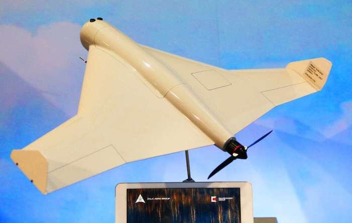 На Международной выставке вооруженной техники «IDEX-2019», проходившей в Абу-Даби, концерн «Калашников» продемонстрировал свою новую разработку. Нет, это не автомат, а сверхлегкий боевой дрон «КУБ-БЛА». Многие страны оценили потенциал нового оружия, и отметили, что беспилотник может произвести такой же переворот в мире военной техники, как это в свое время сделал легендарный АК-47. 

Как отмечают в самом концерне, управляемые беспилотные летательные аппараты в настоящее время являются одной из самих перспективных отраслей военной авиации. Относительная простота в использовании и реализации позволит «КУБу» обрести популярность по всему миру. Российский беспилотник намного дешевле, чем западные аналоги, поэтому «КУБ» станут активно закупать многие армии мира. 
Источник: https://novate.ru/blogs/260219/49602/