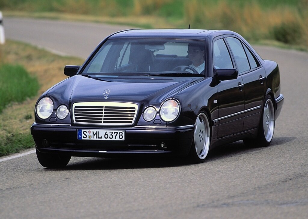 Это Mercedes w210 e55 amg 2000 года выпуска.