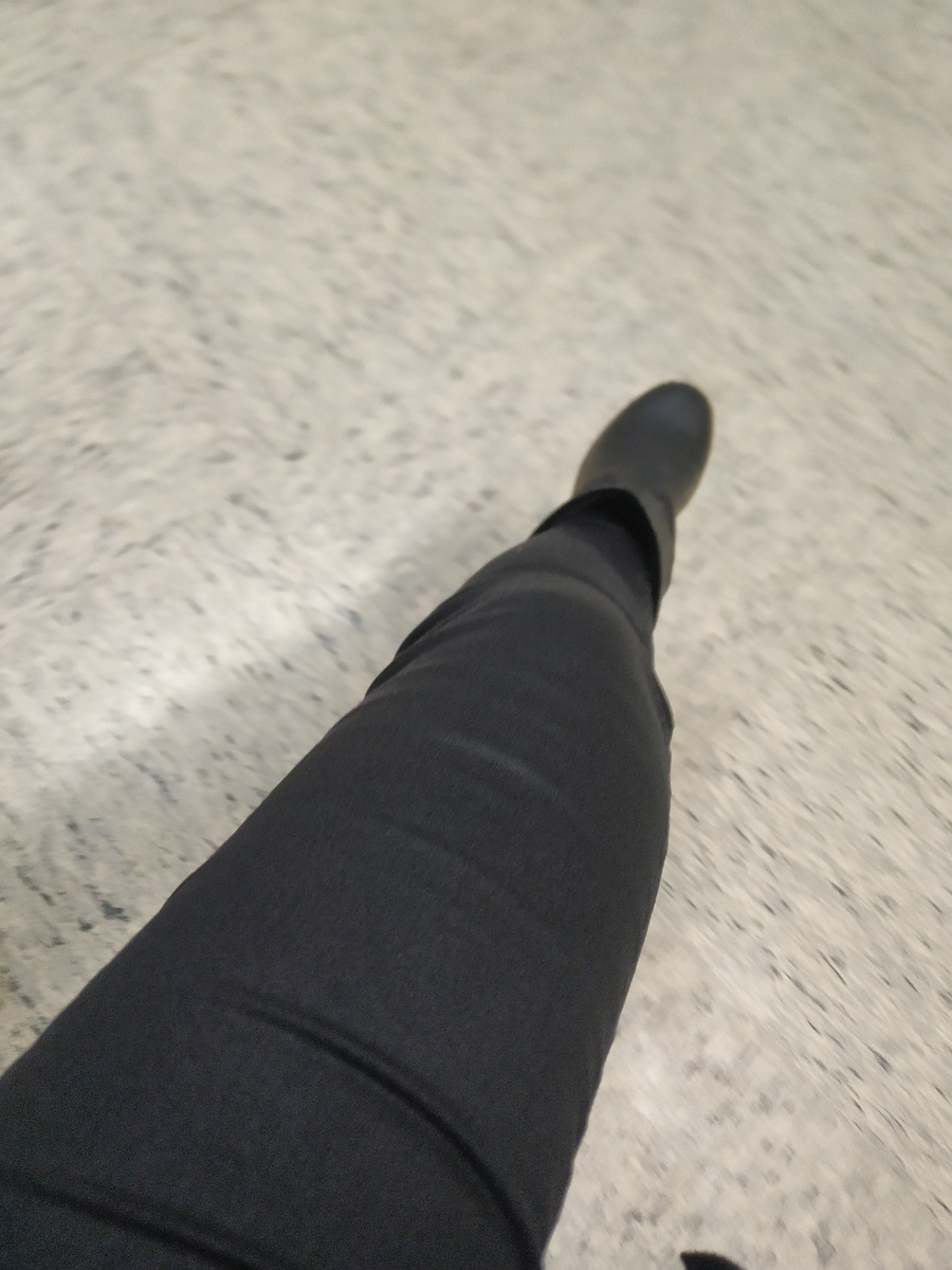 Вообще-то 👖 джинсы серого цвета. Из-за штормовой погоды они полностью мокрые.