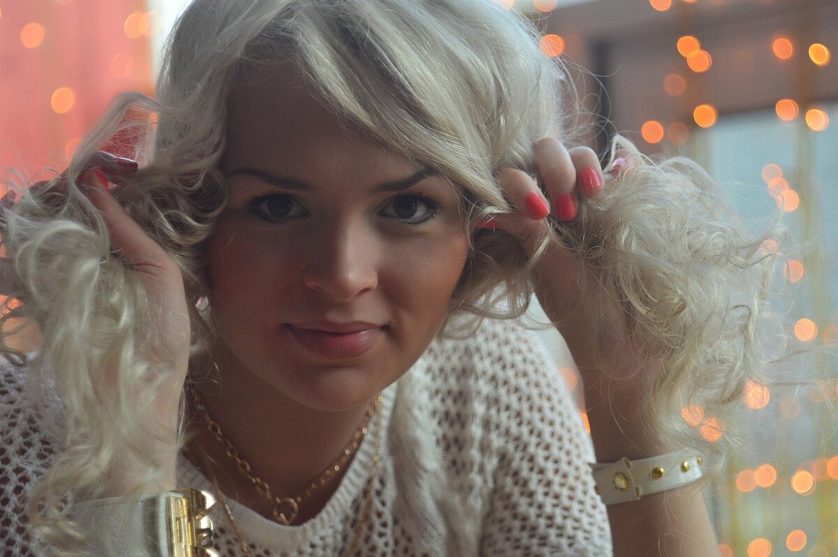 Локоны делают женский образ нежным и загадочным (Фото: pixabay.com)