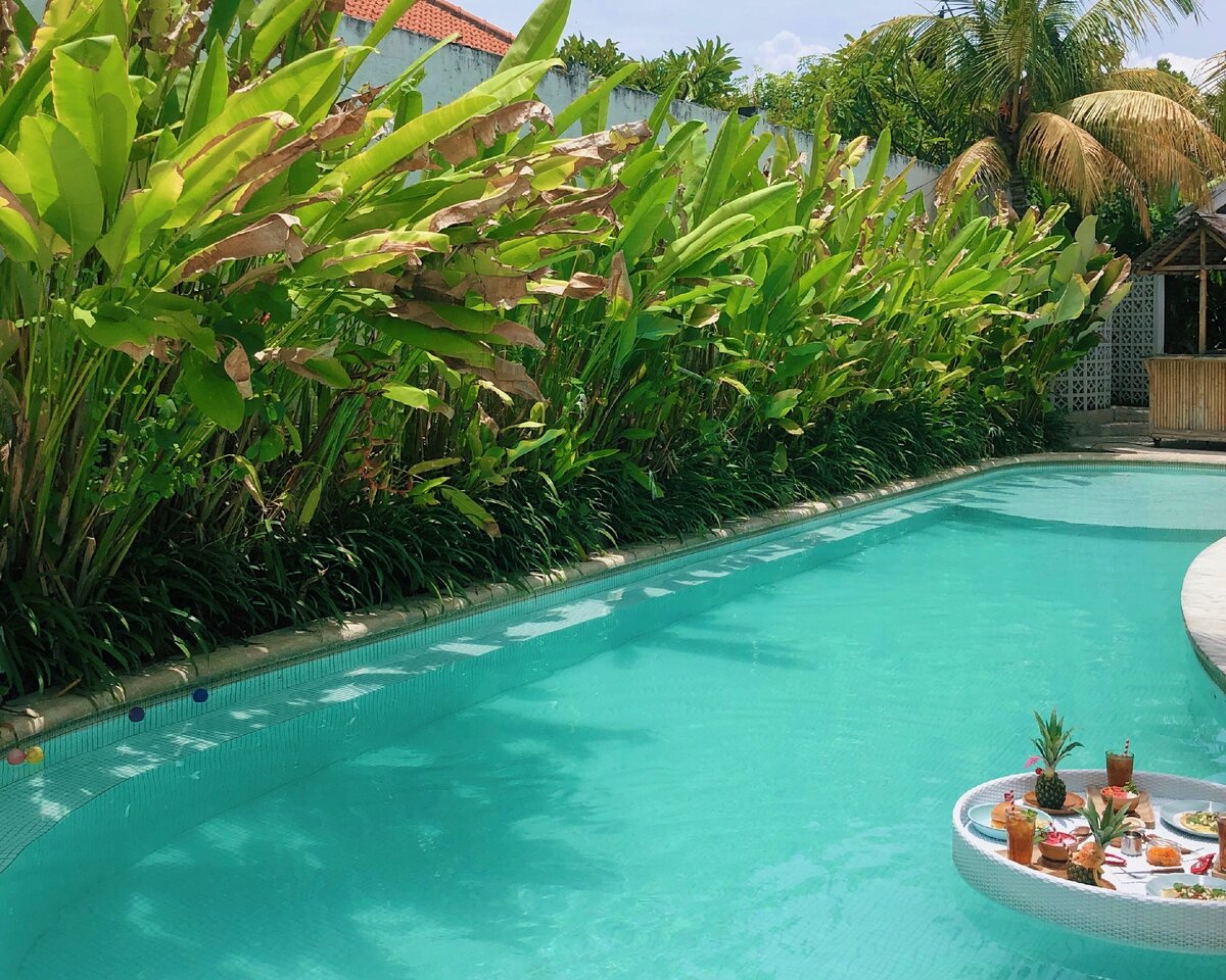 Бранч заплывает в бассейн в кафе Panama, Чангу. Стоимость такого подноса для одного: 240 000 IDR (индонезийских рупий) ~ 1118₽