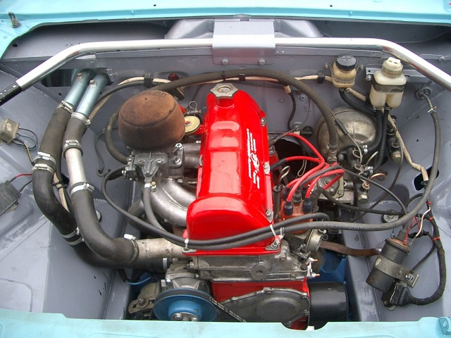 Уровень доработок двигателя при подготовке «Жигулей» к зимнему или летнему дрифту разный. Для зимних заездов на первое время достаточно может быть и стандартного жигулевского двигателя. Но если вы хотите не только получить удовольствие от дрифта, но и показать какой-то результат в парных заездах, потребуется его доработка. Установкой распредвала, доработкой каналов ГБЦ и установкой облегченных клапанов, установкой прямоточного выхлопа и заменой впуска (фильтр-нулевик, увеличенная заслонка, тюнинговый ресивер или карбюратор) из классического двигателя можно добыть несколько бодрых лошадок.