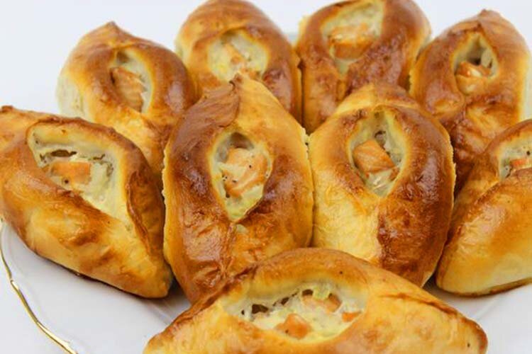 Расстегай — вид порционной выпечки из дрожжевого теста с различными начинками. Расстегай имеет форму лодочки с отверстием сверху. Готовят его в русской и украинской кухнях. Подаётся специально к разного рода супам: расстегаи с рыбой — к ухе; с мясом и грибами — к бульонам; с рисом, луком, морковью и яйцом — к рыбным и мясным супам.