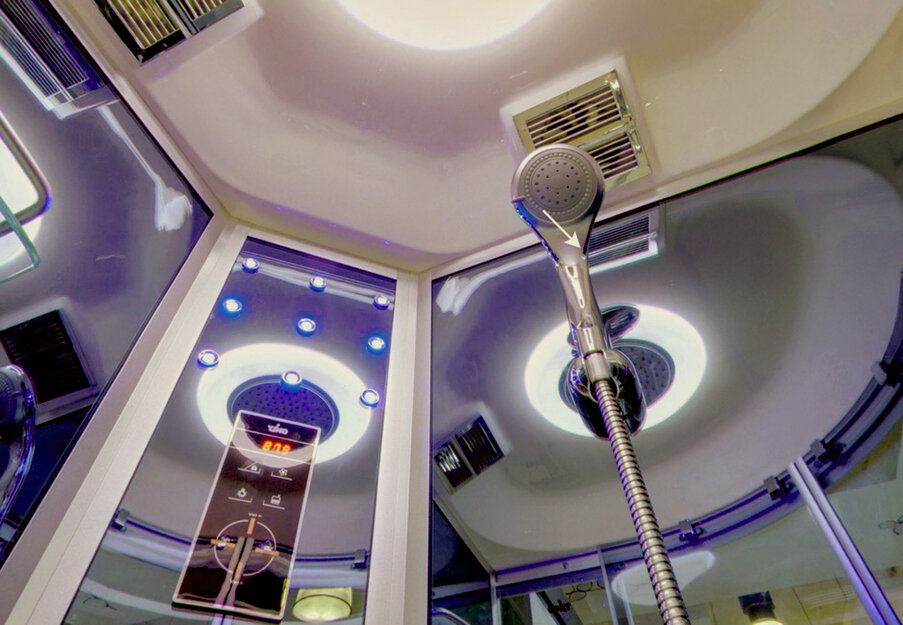 Это не интерьер инопланетного корабля, а многофункциональная душевая кабина Timo Standart T-1109 (Финляндия) с гидромассажем, разными видами «полива», радио и другими функциями. Не самая последняя модель, между прочим 