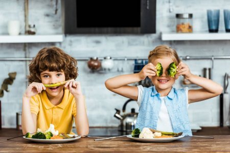 https://st4.depositphotos.com/13193658/21325/i/1600/depositphotos_213250806-stock-photo-cute-little-kids-sitting-table.jpg