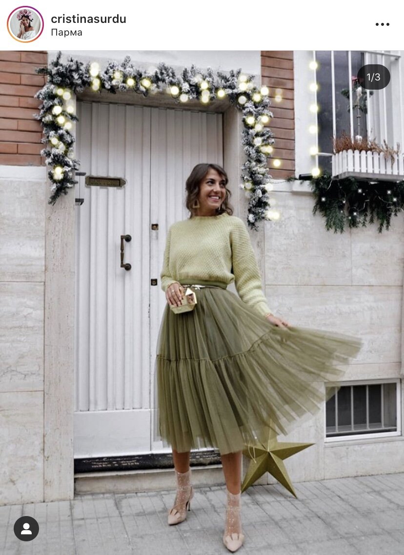 Романтичный образ с фатиновыми носочками и свитером в тон