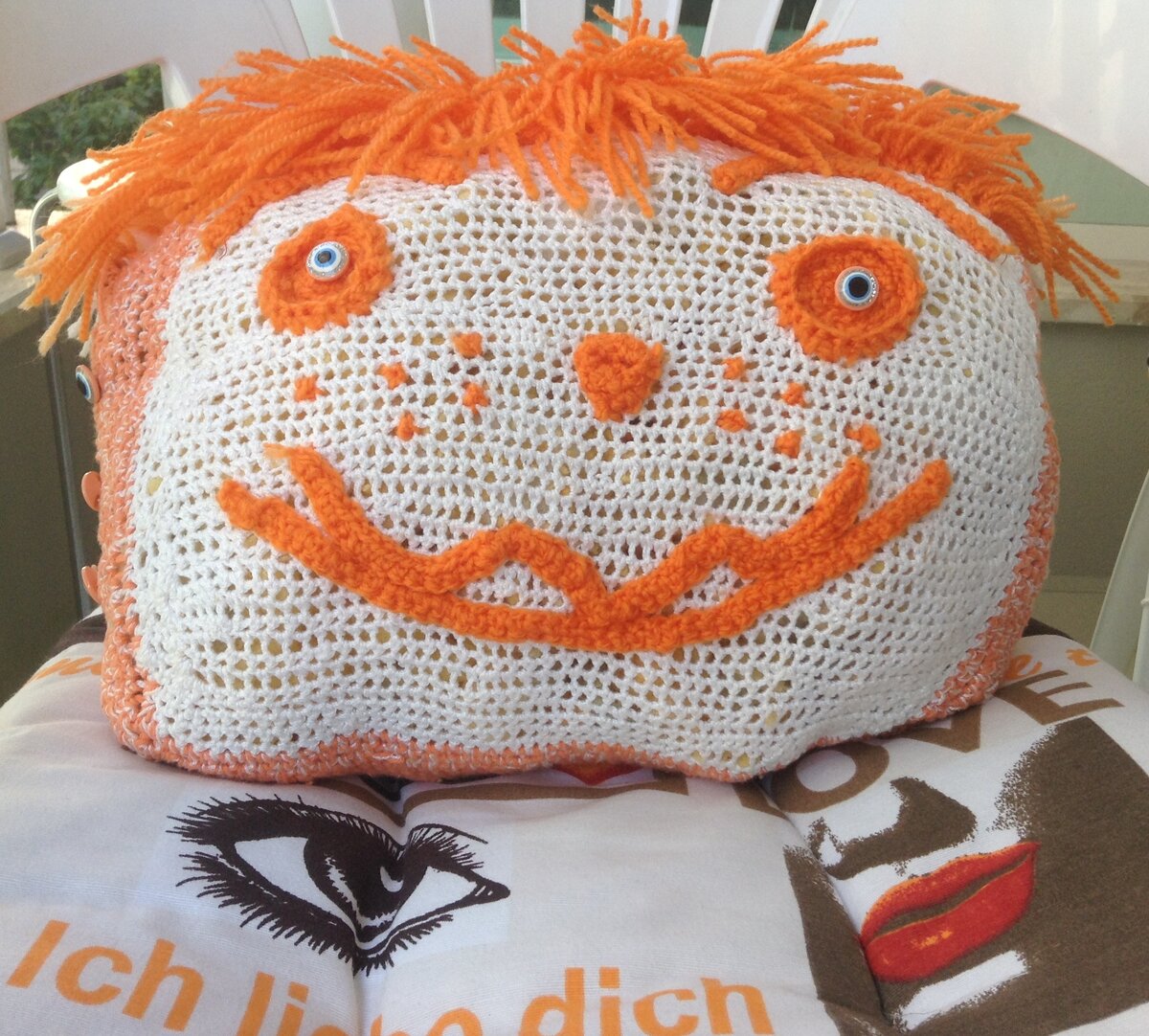 Яркая подушечка для дачного кресла.