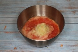 ШАГ 2:
Репчатый лук чистим от шелухи, затем, как и помидоры нарезаем ножом на кусочки среднего размера и также пропускаем их через мясорубку прямо в емкость к помидорам. Получившуюся томатно-луковую массу аккуратно перекладываем в кастрюлю.