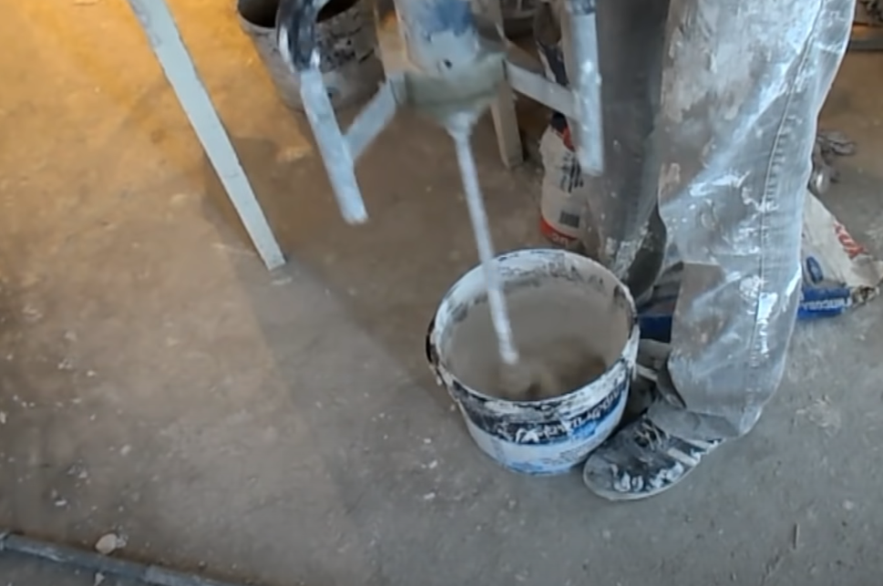 Замес раствора для шпатлевания стен. 