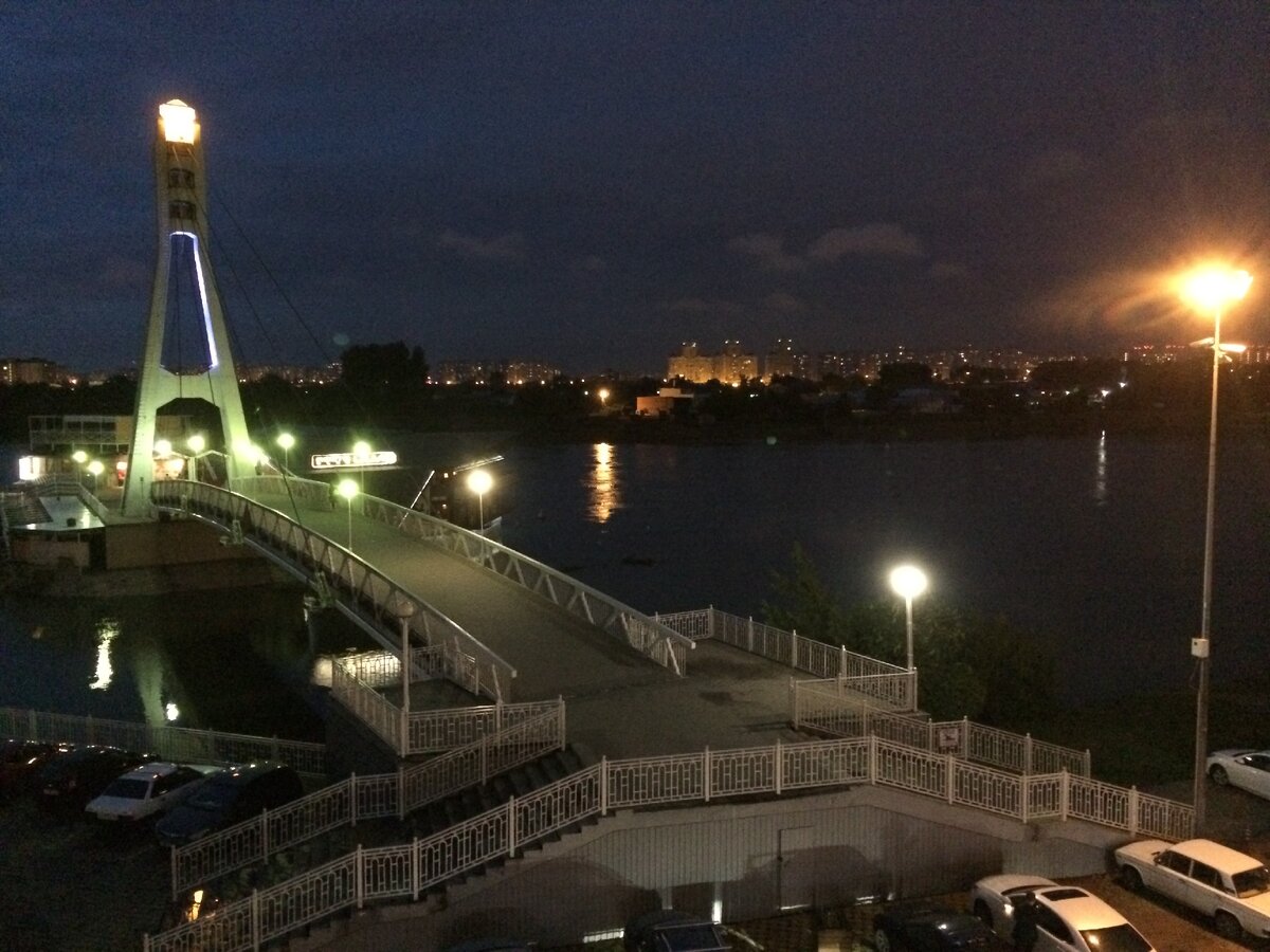 мост поцелуев ночью в краснодаре