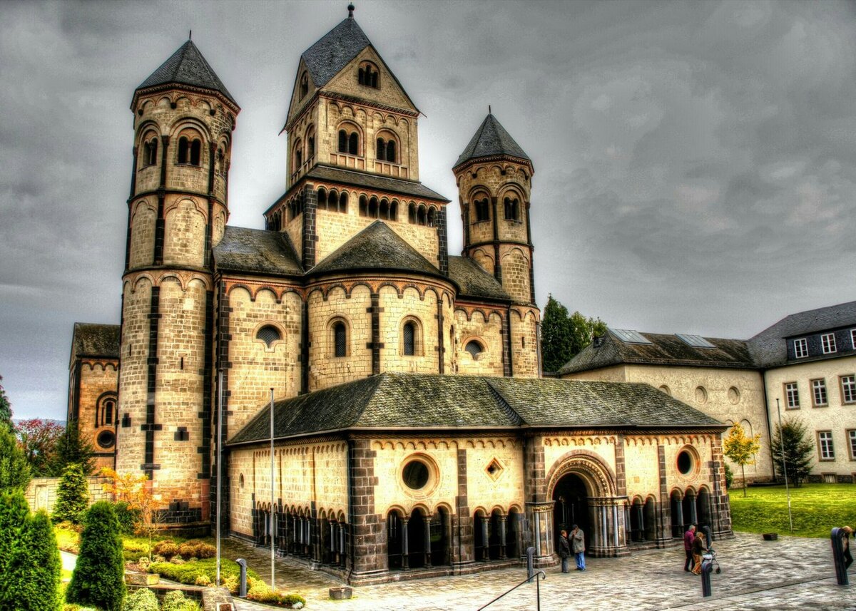 Романский стиль (от лат. romanus — римский) — художественный стиль, господствовавший в Западной Европе (а также затронувший некоторые страны Восточной Европы) в XI—XII веках (в ряде мест — и в XIII веке), один из важнейших этапов развития средневекового европейского искусства