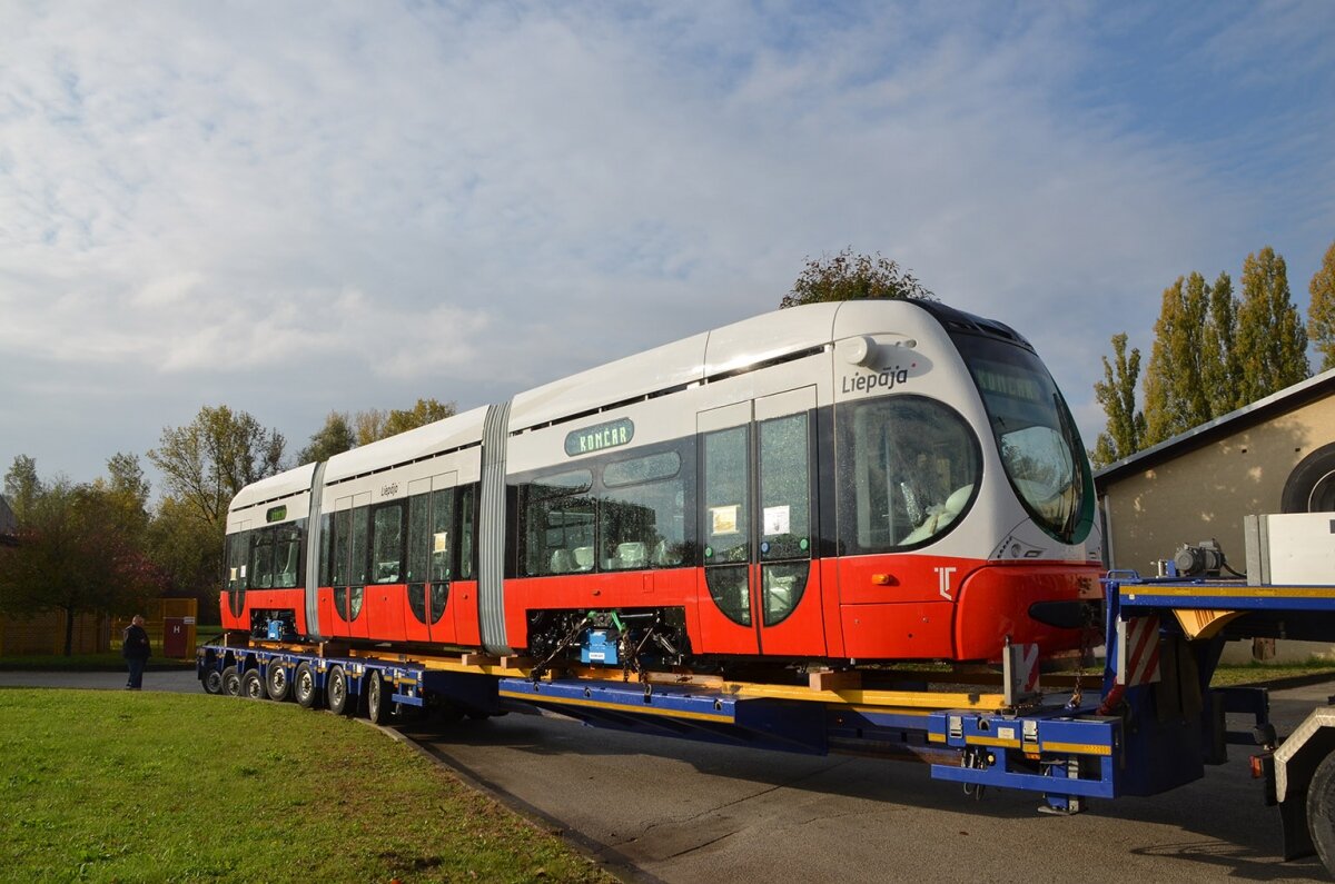 Трамвай модели TMK 2300L для Лиепаи, фото с сайта СТТС, автор toma.bacic