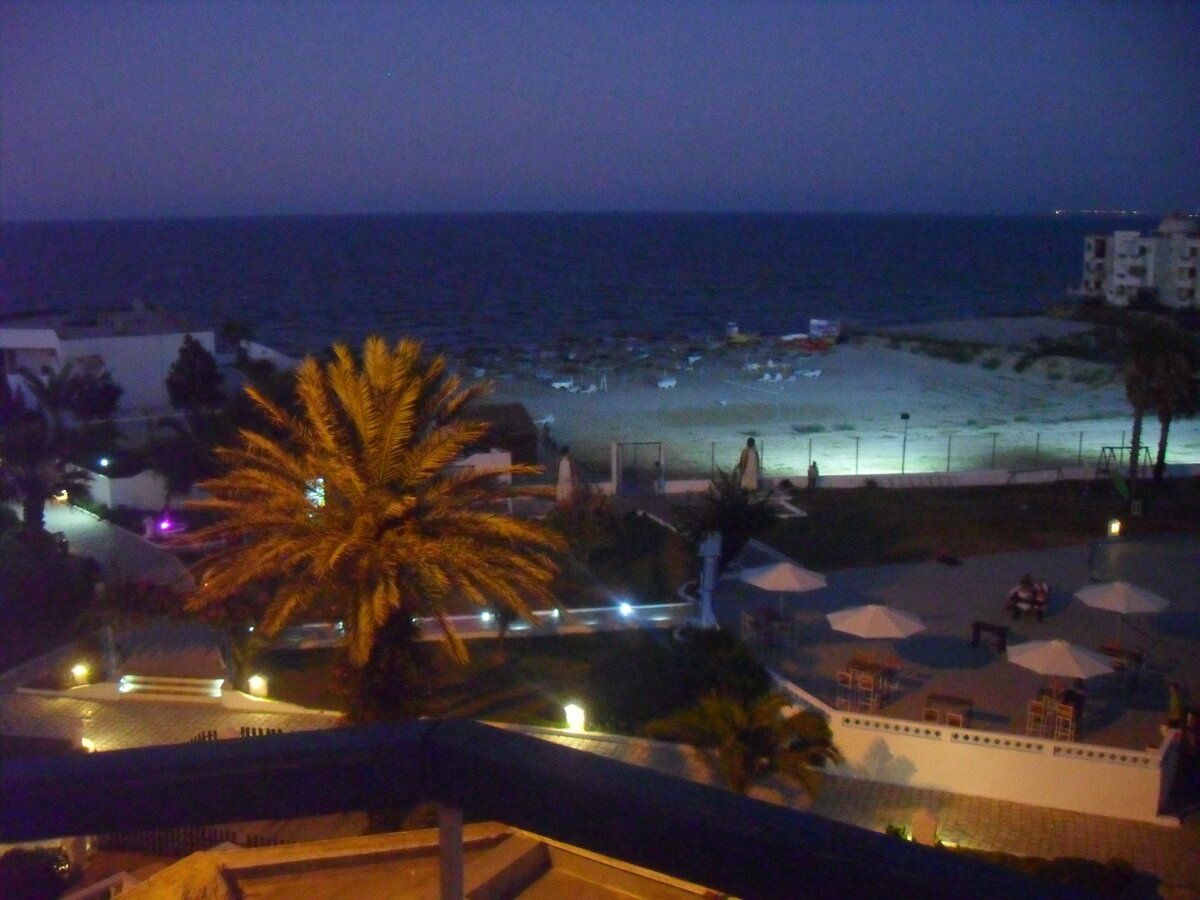 Вечером в отеле с видом на море