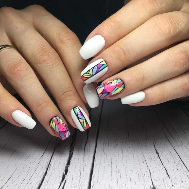 Посмотрите какой красивый маникюр. Вы уже поняли что это не правда и этот маникюр выглядит "УЖАСНО". Просто если вы собрались делать или у вас уже есть такой маникюр, то вы точно не даждётесь хороших впечатлений или комплементов в сторону этого маникюра. Специалисты по маникюру уже довно вычеркнули этот маникюр из трендов, и не думаю если вы сидите на маникюре и вы не выбрали дизайн что вам мастер покажет этот маникюр. А если вы скажете мастеру вот этот маникюр то он у вас переспросит и скажет "может другой?".  Хочу сказать что в наше время узоры на ногтях а и ещё такого яркого цвета не превлечёт не какого  внимания. 