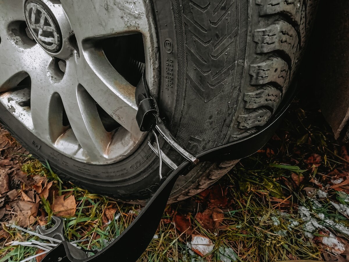 Продеваем конец ремня в пряжку, слегка фиксируем