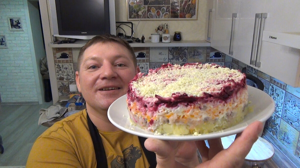 Сегодня мы с вами готовим салат №1 "СЕЛЬДЬ ПОД ШУБОЙ" Но наш рецепт будет отличатся от классической "ШУБЫ" сразу по нескольким продуктам которые я уверен вам очень понравятся! Приглашаю на исторический эксперимент с классическим салатом) Начинаем!) 