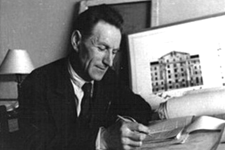 Архитектор Моисей Вениаминович Рейшер за работой. Фотография из открытых источников