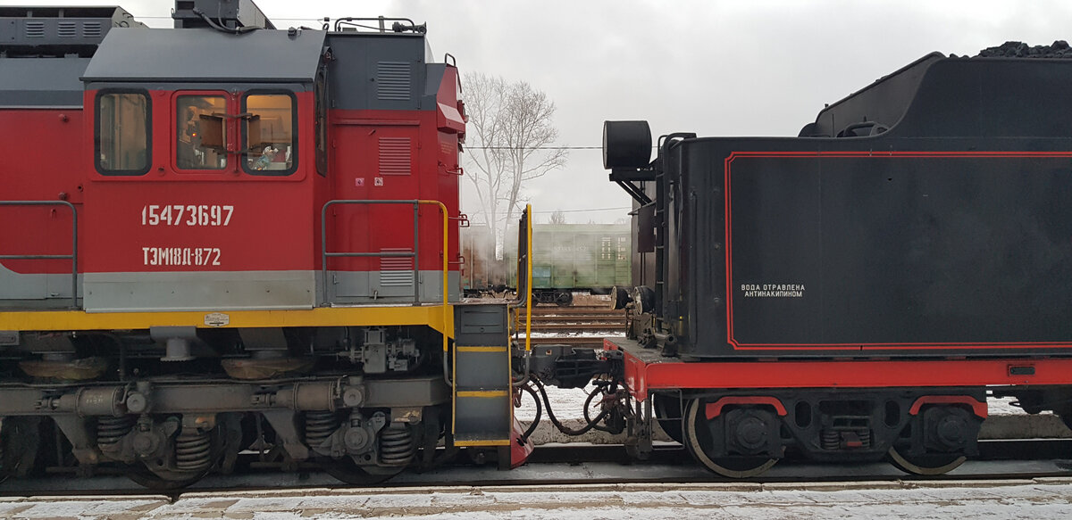 У заднего буферного бруса тендера устанавливается автосцепка СА-3 с фрикционным аппаратом в стяжном ящике. Фото: Алексей Алексеев