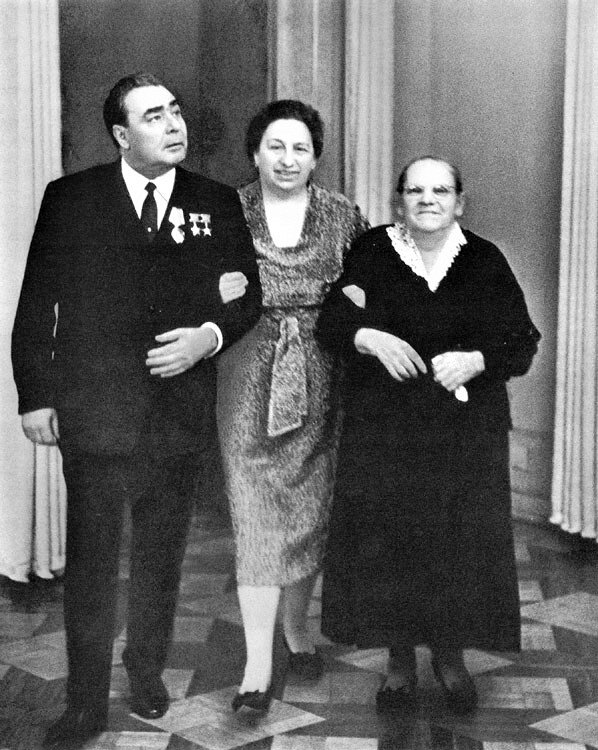 1966 год. Л.И. Брежнев с супругой – Викторией Петровной и матерью – Наталией Денисовной.