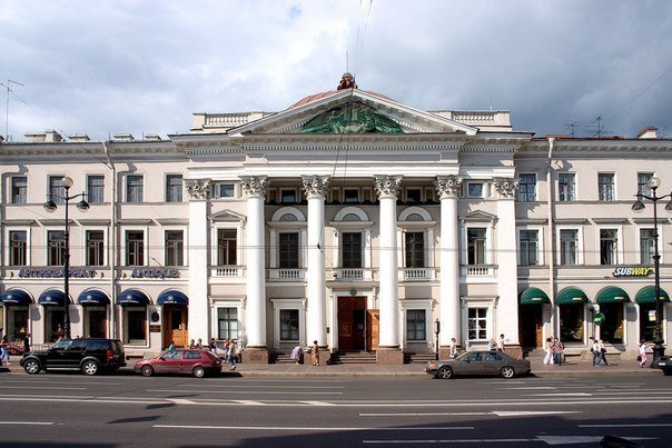 Невский пр. 20. В таком состоянии здание стояло больше года и пока общественники не достали власть, никто не ремонтировал. 