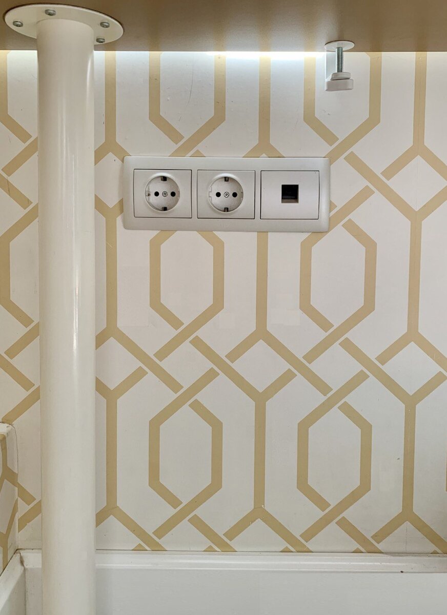 Здесь у меня подключены комп и лампа. Если бы я делала ремонт сейчас-поставила бы еще минимум 1 розетку с другой стороны стола-для принтера