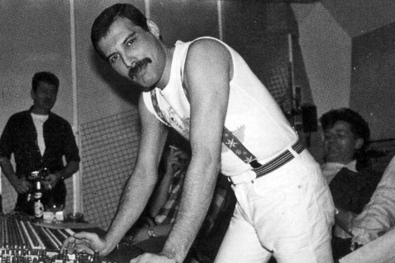 Фредди и Берт в студии. Берт на заднем плане справа.                https://www.somersetlive.co.uk/whats-on/bohemian-rhapsody-queen-freddie-mercury-2169915