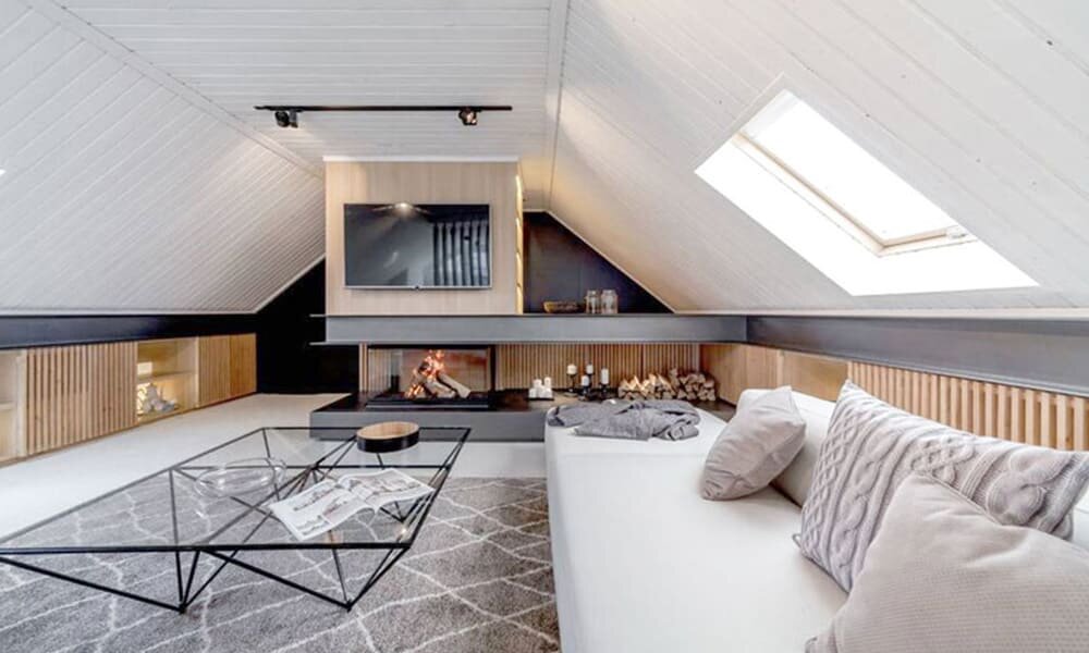 Как обустроить мансарду в загородном доме
