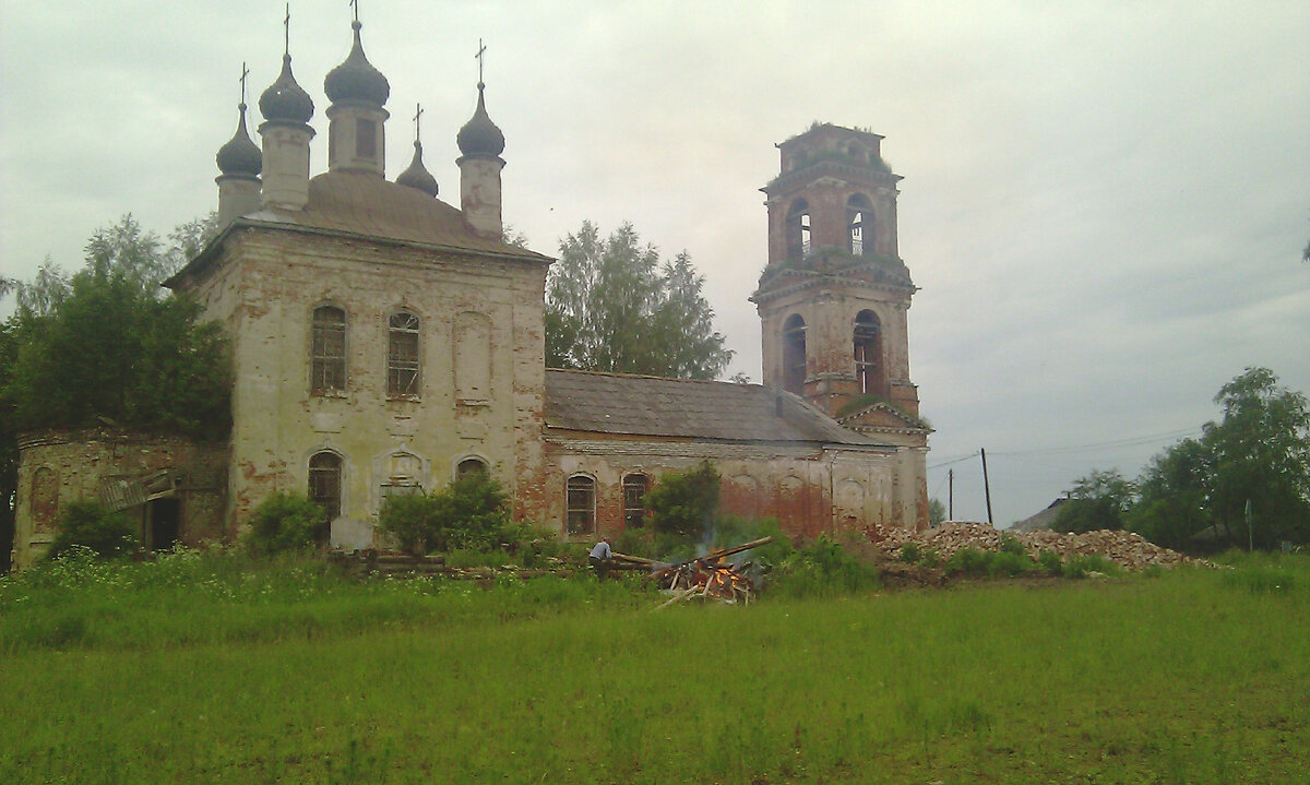 Село Лацкое. Некоузского района,  Ярославской области. Храм Вознесения Господня. Вставлены пластиковые окна, перестелили полы. Храм действующий.